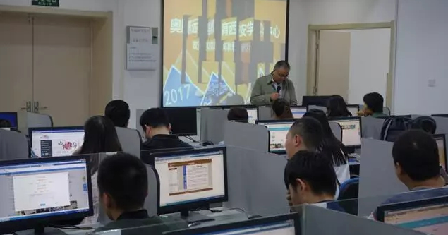 明月迎中秋，奧鵬寄思念