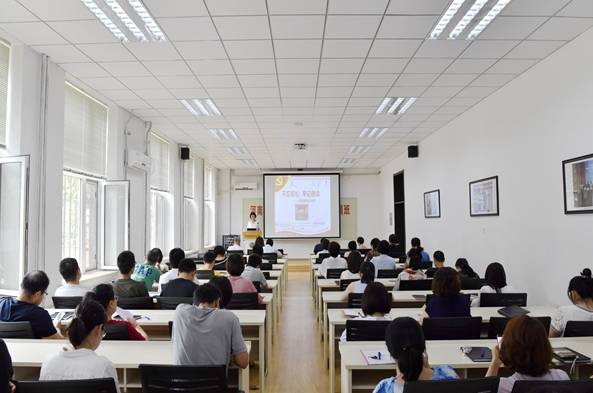 學(xué)院舉辦“不忘初心、牢記使命”黨員理想信念教育主題黨課