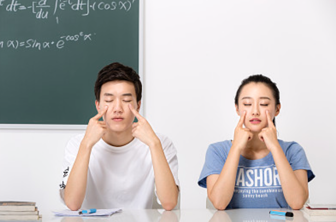 “宅家”一個(gè)月，近視一百度？學(xué)習(xí)網(wǎng)課時(shí)如何科學(xué)護(hù)眼、防控近視，官方專家宣講團(tuán)來(lái)支招啦！ | 特別關(guān)注